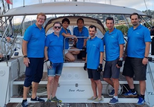 Sieben Personen stehen auf einem Boot