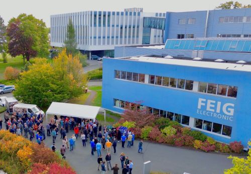 Luftaufnahme des Sommerfestes auf dem FEIG Außengelände