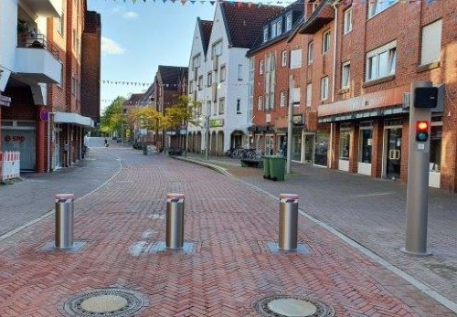Elektronisch versenkbare Straßenpoller in einer Fußgängerzone in Nordhorn